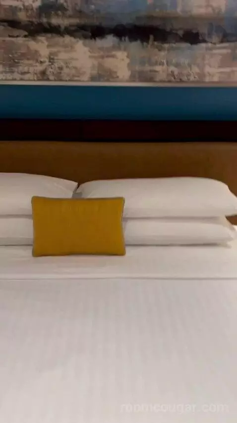 Classic King Room with Balcony - Complimentary Shuttle Service To Dubai Mall and Kite Beach (#0213) bed picture #10