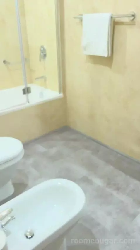 Classic King Room with Balcony - Complimentary Shuttle Service To Dubai Mall and Kite Beach (#0213) bathroom picture #3