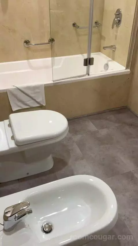 Classic King Room with Balcony - Complimentary Shuttle Service To Dubai Mall and Kite Beach (#0213) bathroom picture #4