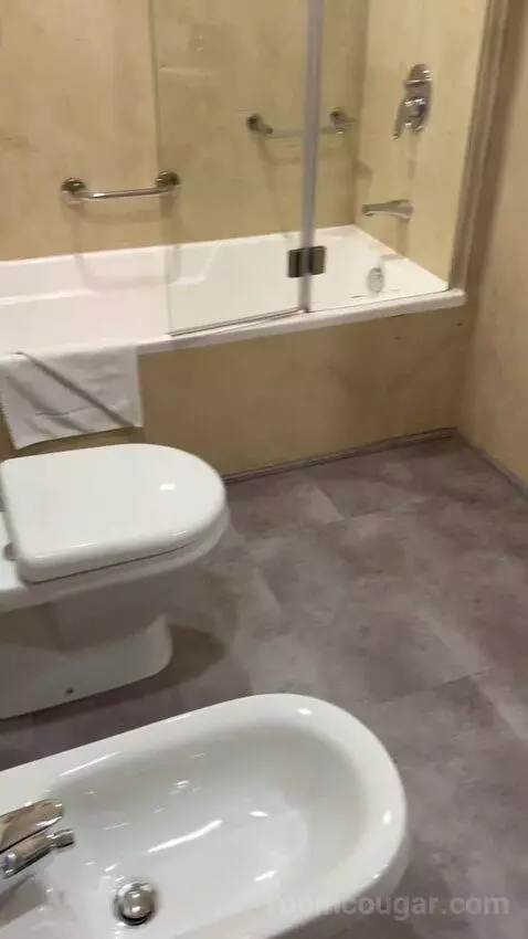Classic King Room with Balcony - Complimentary Shuttle Service To Dubai Mall and Kite Beach (#0213) bathroom picture #6