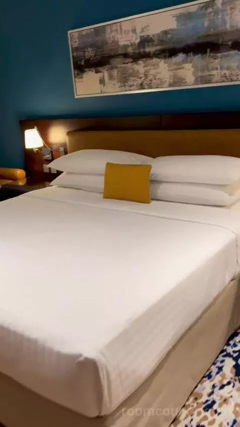 Classic King Room with Balcony - Complimentary Shuttle Service To Dubai Mall and Kite Beach (#0213) bed picture #3