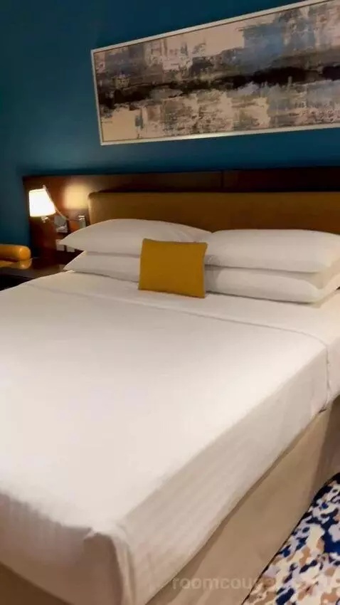 Classic King Room with Balcony - Complimentary Shuttle Service To Dubai Mall and Kite Beach (#0213) bed picture #4