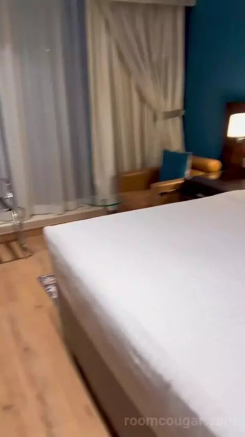 Classic King Room with Balcony - Complimentary Shuttle Service To Dubai Mall and Kite Beach (#0213) bed picture #11