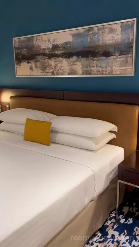 Classic King Room with Balcony - Complimentary Shuttle Service To Dubai Mall and Kite Beach (#0213) bed picture #5