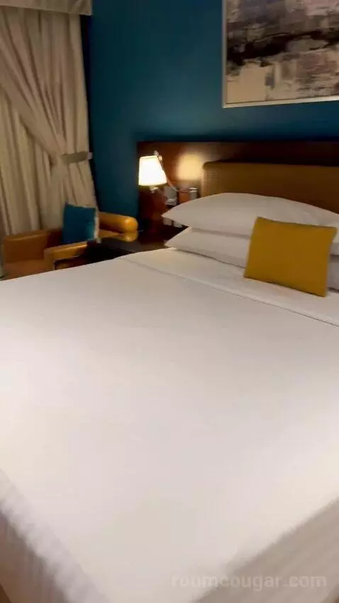Classic King Room with Balcony - Complimentary Shuttle Service To Dubai Mall and Kite Beach (#0213) bed picture #7