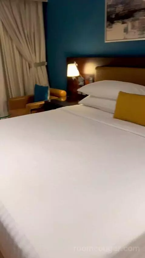 Classic King Room with Balcony - Complimentary Shuttle Service To Dubai Mall and Kite Beach (#0213) bed picture #8