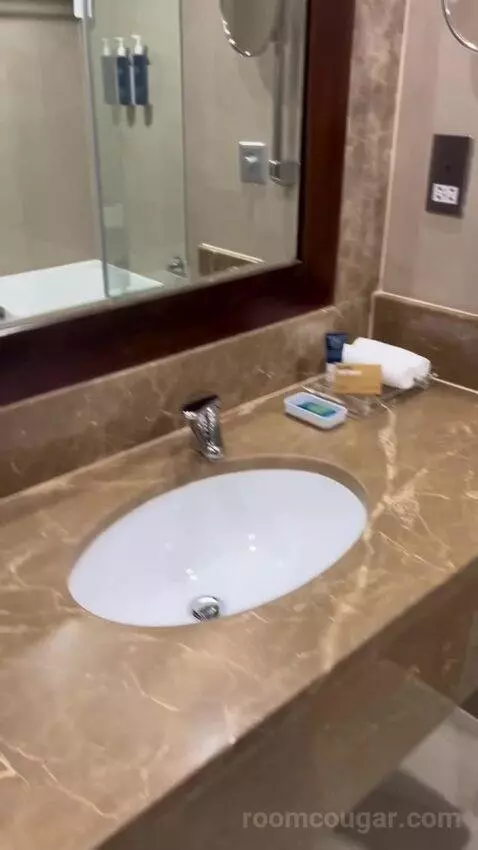 Classic Twin Room with Balcony - Complimentary Shuttle Service To Dubai Mall and Kite Beach (#0205) bathroom picture #4