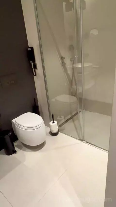Executive Double Room (#108) bathroom picture #2