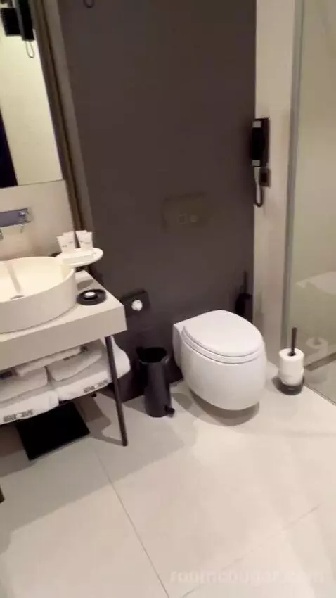 Executive Double Room (#108) bathroom picture #3