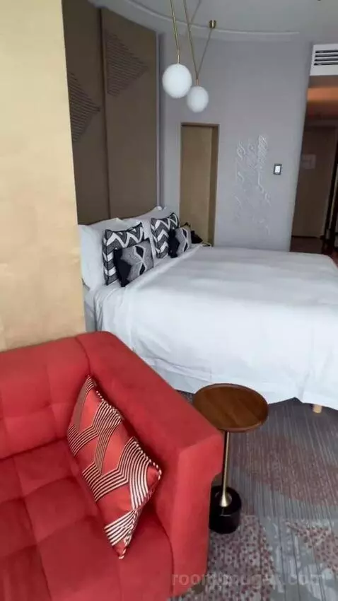 Junior King Suite with Executive Lounge Access (#626) bed picture #8