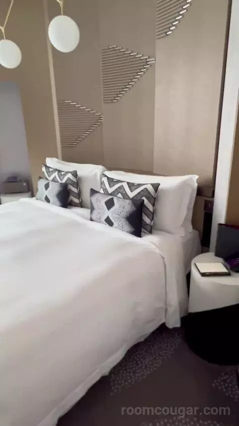 Junior King Suite with Executive Lounge Access (#626) bed picture #1