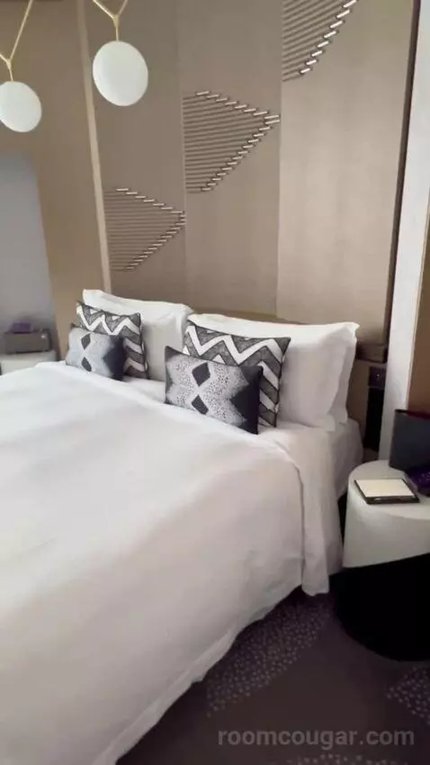 Junior King Suite with Executive Lounge Access (#626) bed picture #2