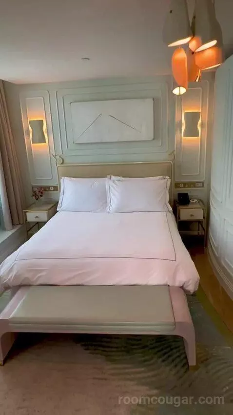 Executive Suite (#400) bed picture #7