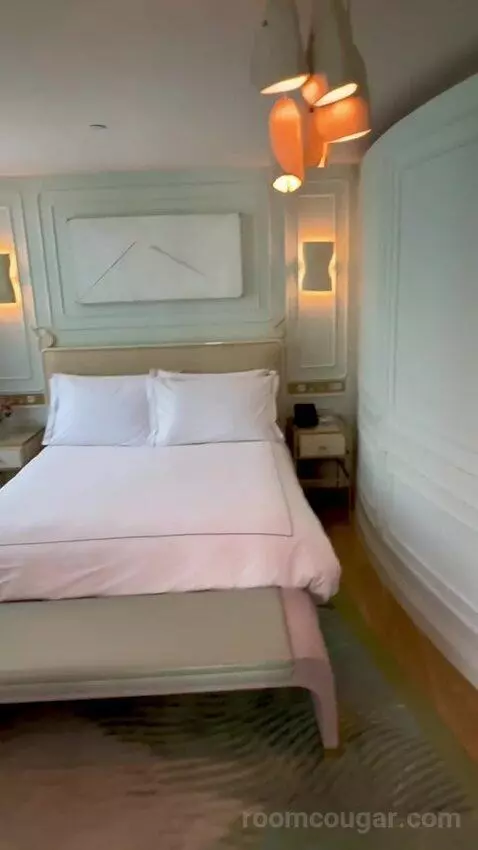 Executive Suite (#400) bed picture #10