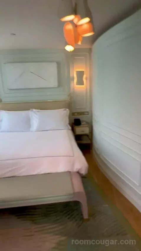 Executive Suite (#400) bed picture #11