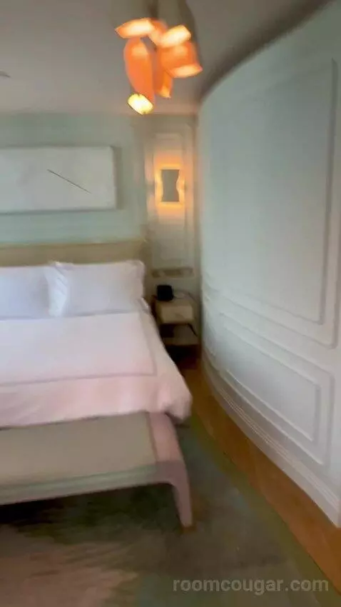 Executive Suite (#400) bed picture #12