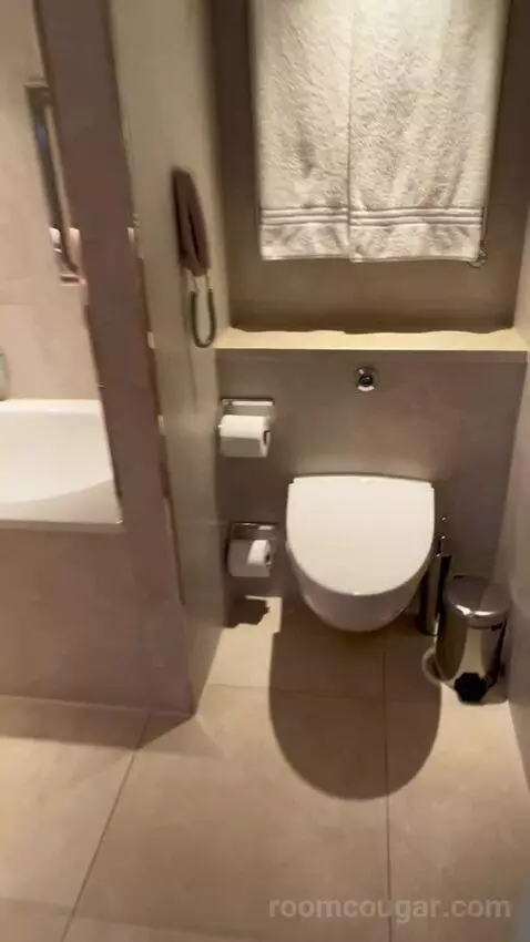 Executive Suite (#400) bathroom picture #2