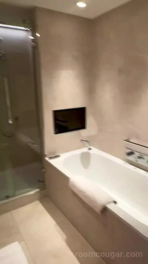 Executive Suite (#400) bathroom picture #9