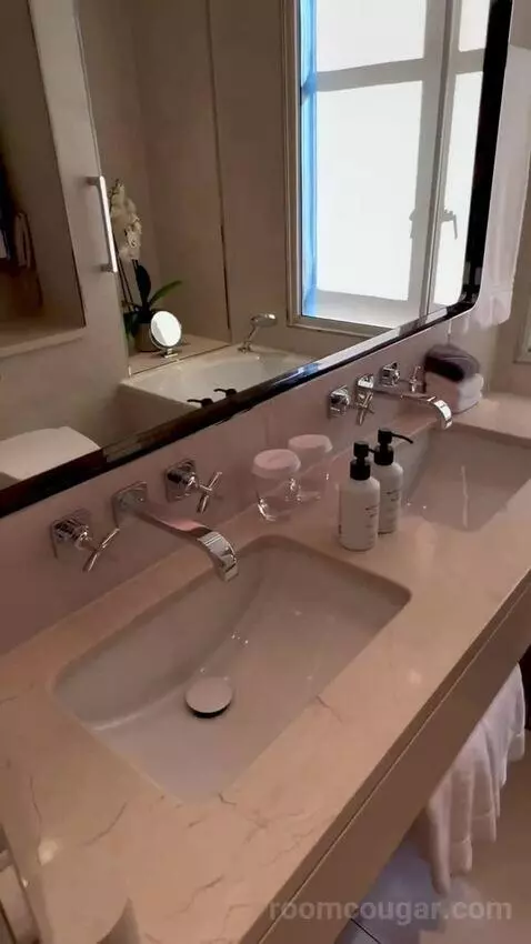 Studio Suite (#210) bathroom picture #3