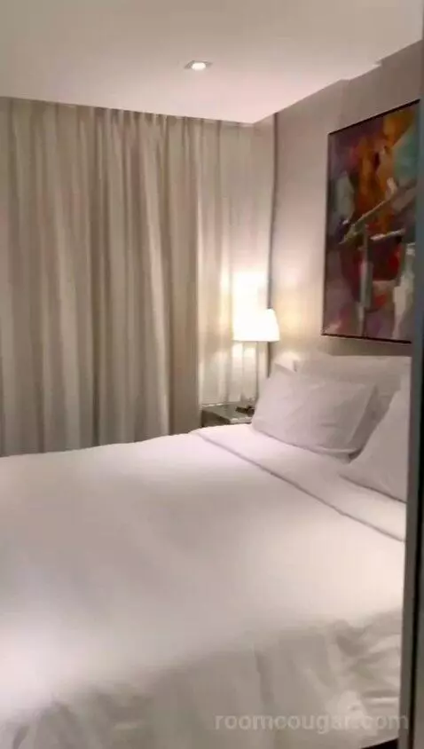 Deluxe One-Bedroom Suite bed picture #10