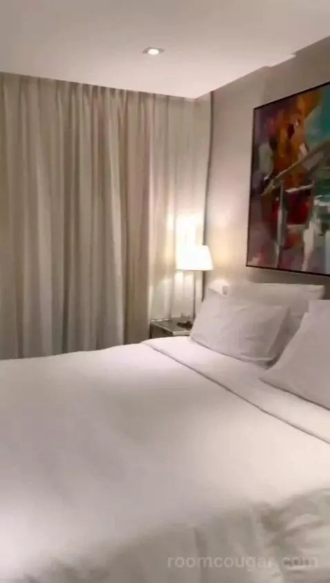 Deluxe One-Bedroom Suite bed picture #11