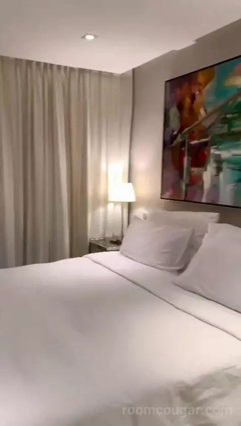 Deluxe One-Bedroom Suite bed picture #12