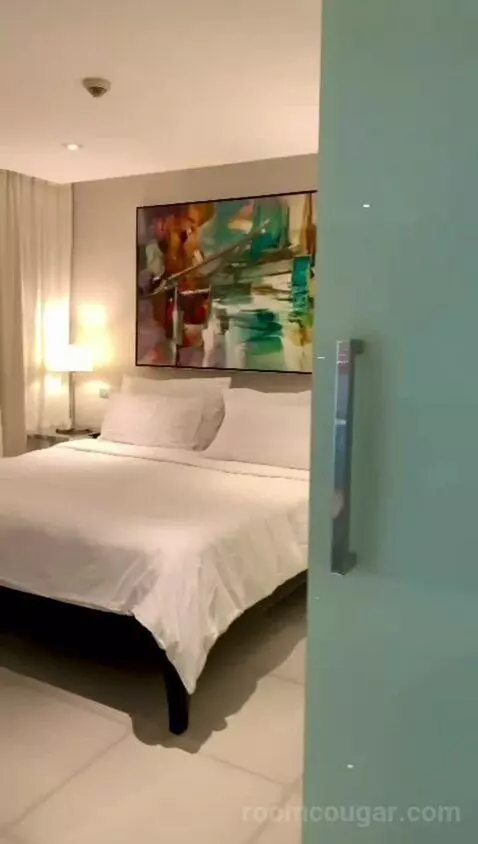 Deluxe One-Bedroom Suite bed picture #2