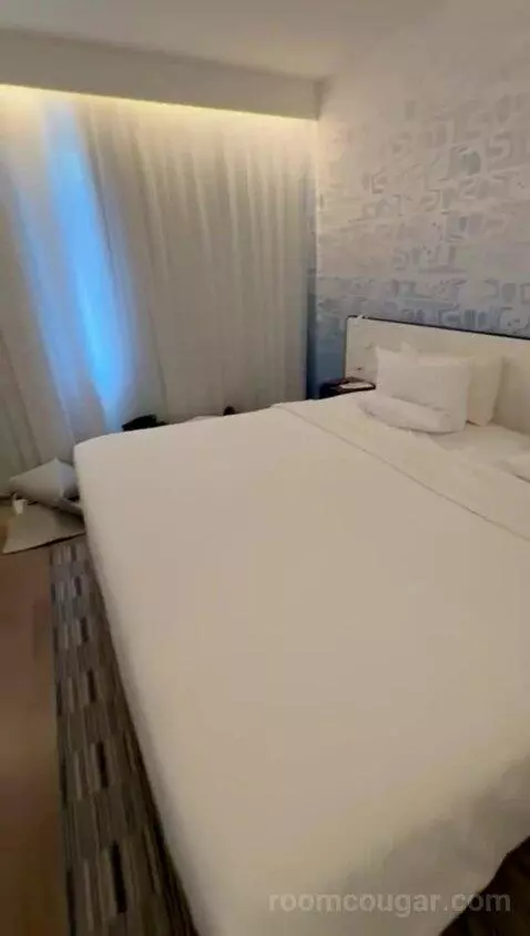 Superior Queen Room (#602) bed picture #8