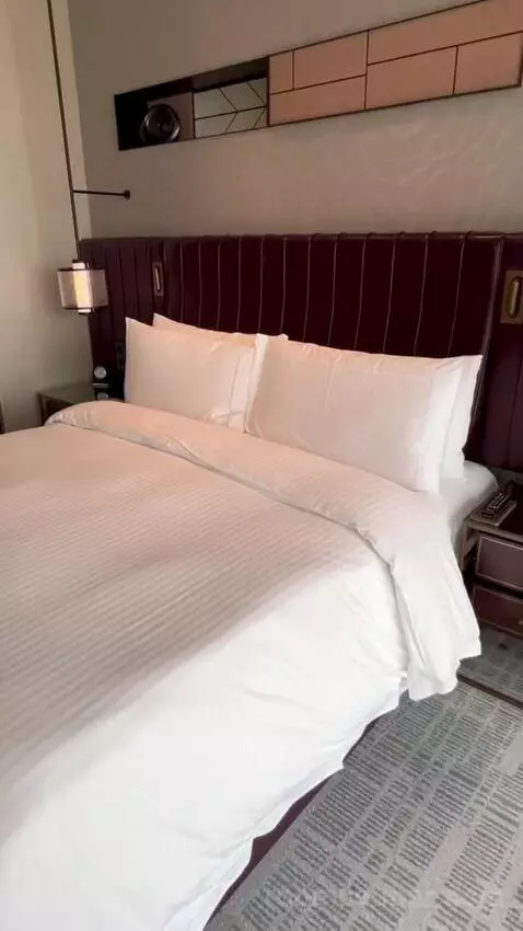 Fairmont Skyline Room (#2102) bed picture #9