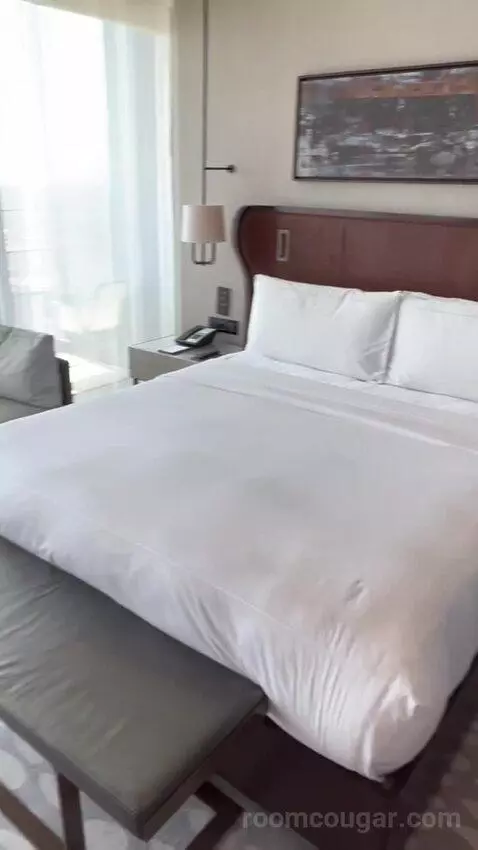 One Bedroom Suite with Sea View, Balcony and Lounge Access (#903) bed picture #3