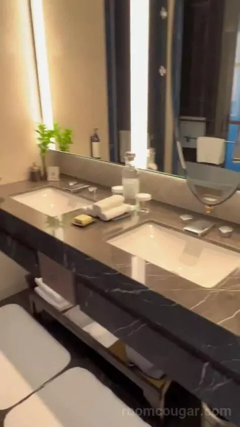 One Bedroom Suite with Sea View, Balcony and Lounge Access (#903) bathroom picture #1