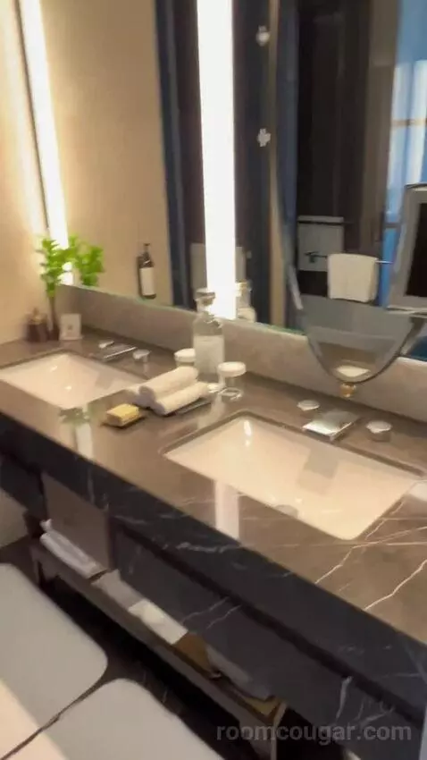 One Bedroom Suite with Sea View, Balcony and Lounge Access (#903) bathroom picture #2