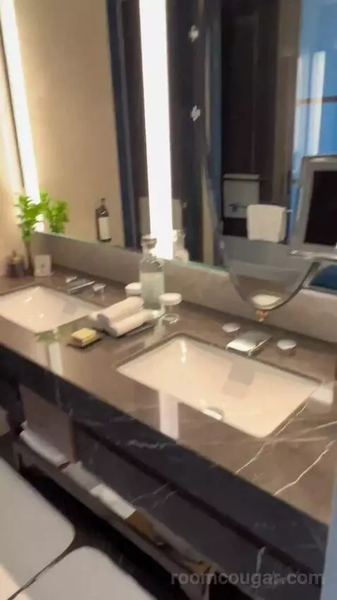 One Bedroom Suite with Sea View, Balcony and Lounge Access (#903) bathroom picture #3