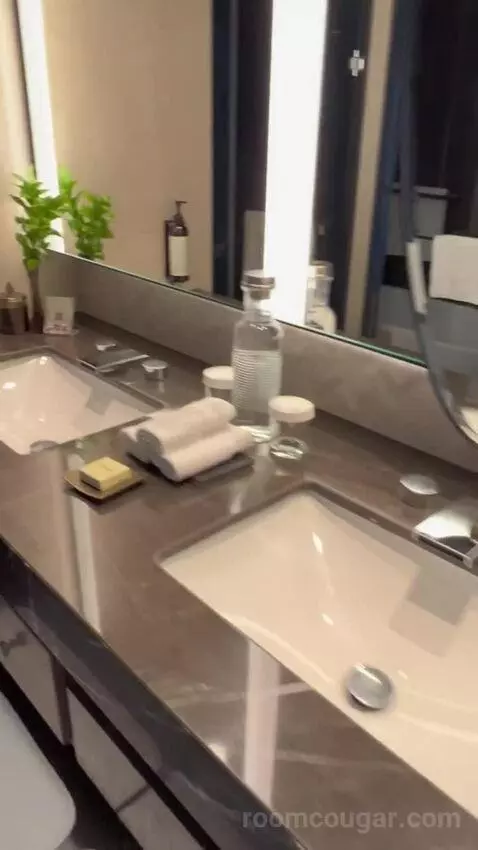 One Bedroom Suite with Sea View, Balcony and Lounge Access (#903) bathroom picture #5