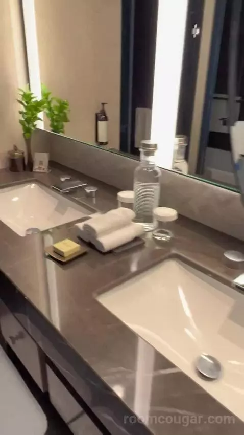 One Bedroom Suite with Sea View, Balcony and Lounge Access (#903) bathroom picture #6