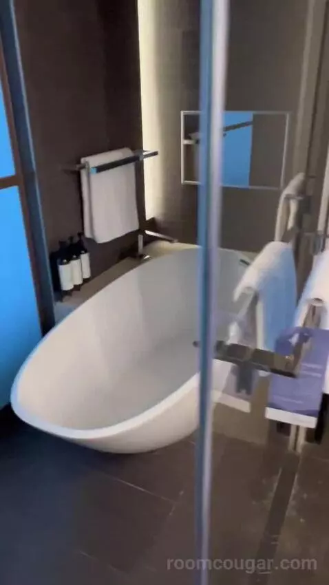 One Bedroom Suite with Sea View, Balcony and Lounge Access (#903) bathroom picture #7