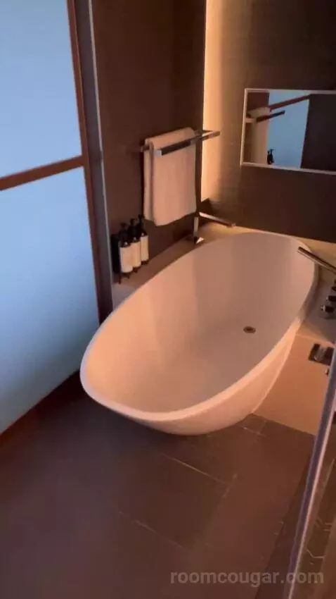 One Bedroom Suite with Sea View, Balcony and Lounge Access (#903) bathroom picture #10