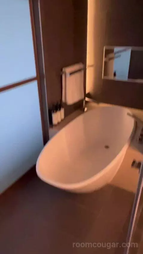One Bedroom Suite with Sea View, Balcony and Lounge Access (#903) bathroom picture #11