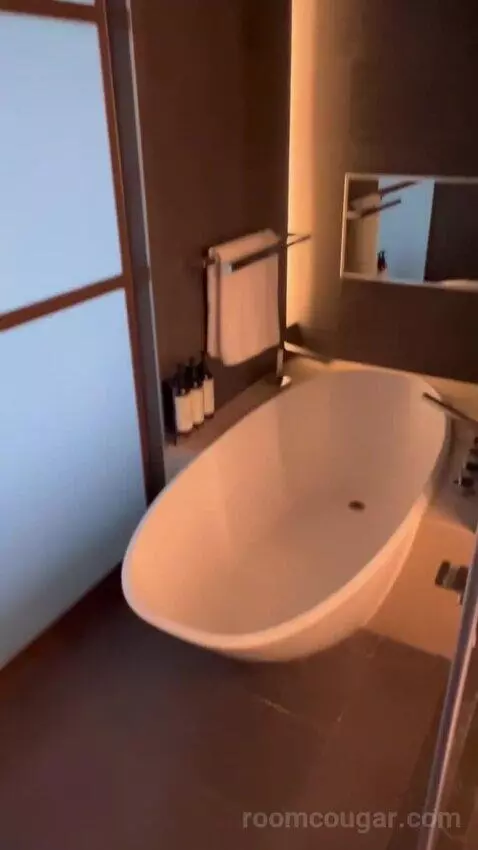 One Bedroom Suite with Sea View, Balcony and Lounge Access (#903) bathroom picture #12