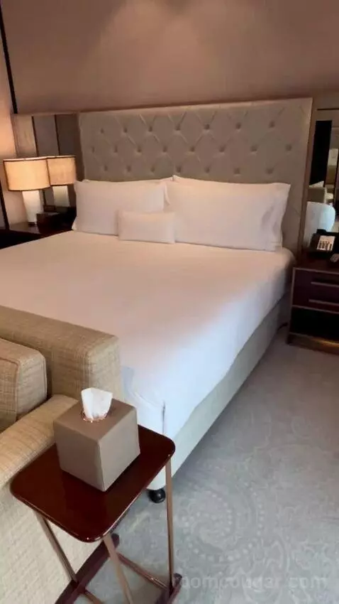 Deluxe King Room (#3125) bed picture #2