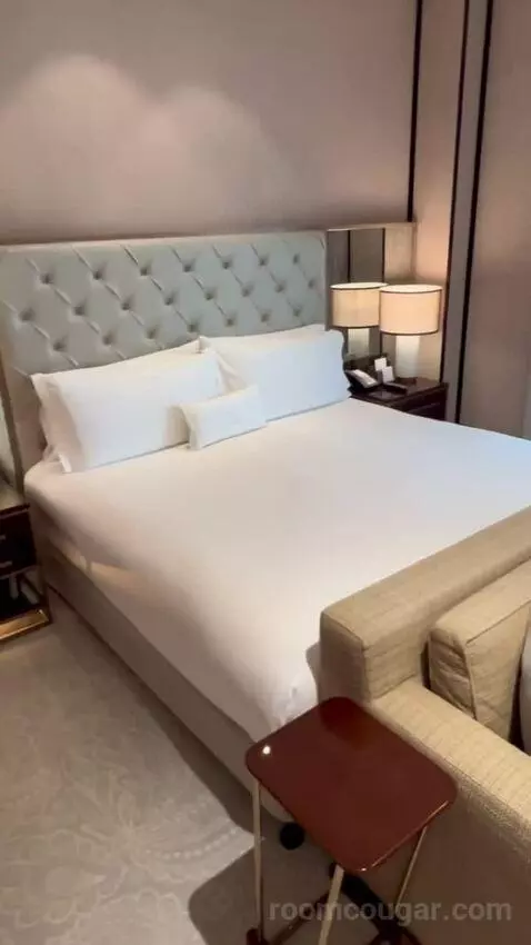 Deluxe King Room (#3125) bed picture #9