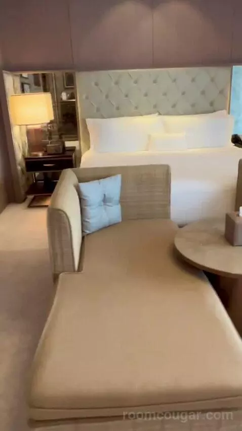 Premier King Room (#3213) bed picture #11
