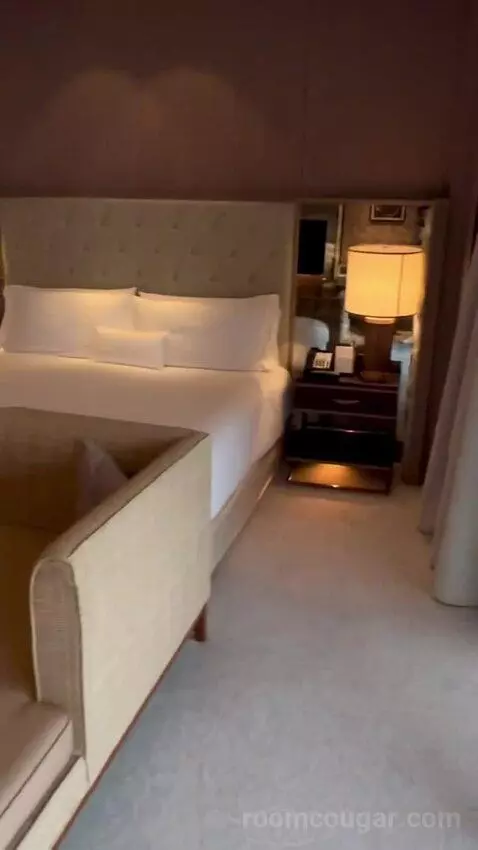 Premier King Room (#3213) bed picture #2