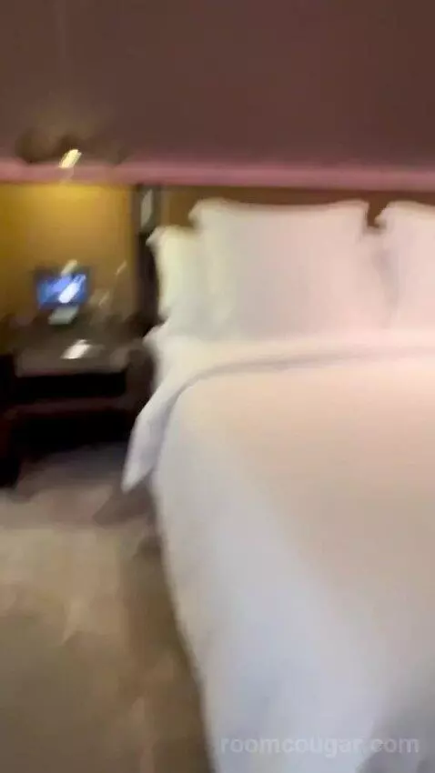 Deluxe King Room (#103) bed picture #6