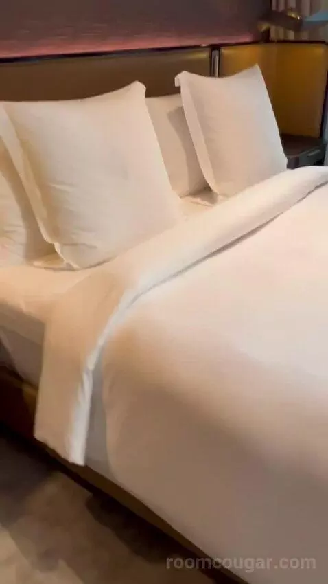 Four Seasons King Room (#101) bed picture #1