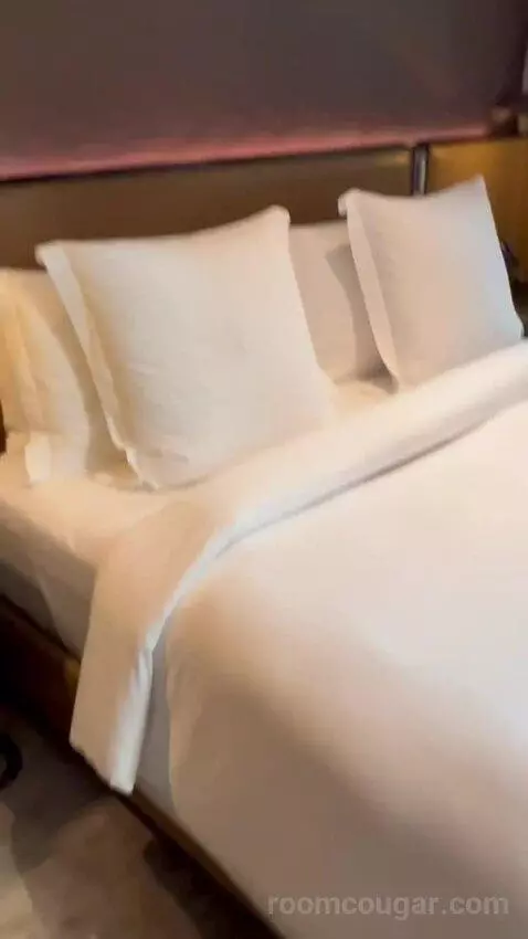 Four Seasons King Room (#101) bed picture #3