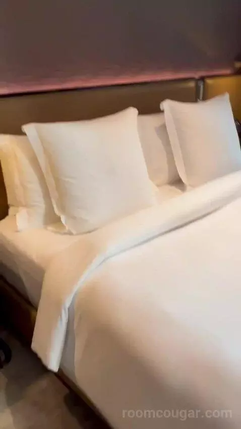 Four Seasons King Room (#101) bed picture #4