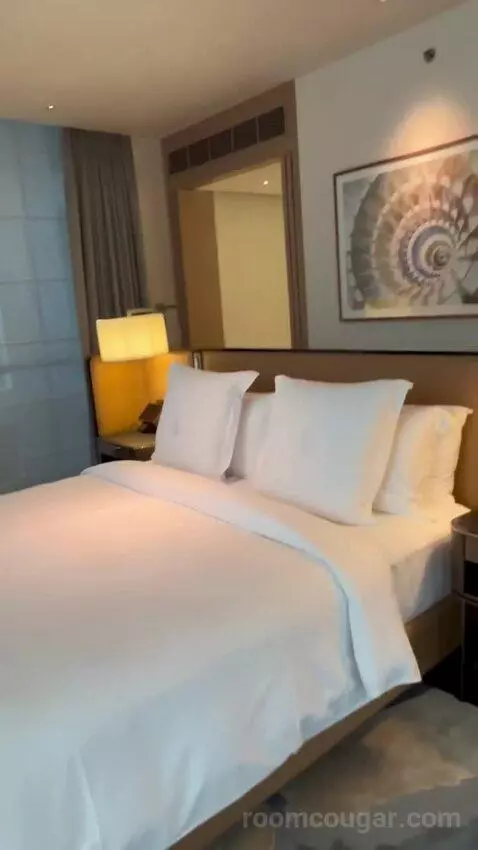 Four Seasons Deluxe Executive Suite (#215) bed picture #6