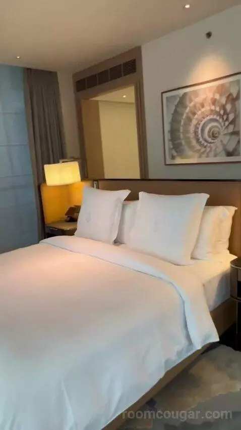 Four Seasons Deluxe Executive Suite (#215) bed picture #8