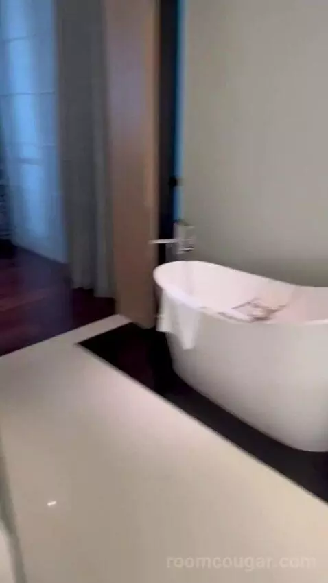 Four Seasons Deluxe Executive Suite (#215) bathroom picture #7